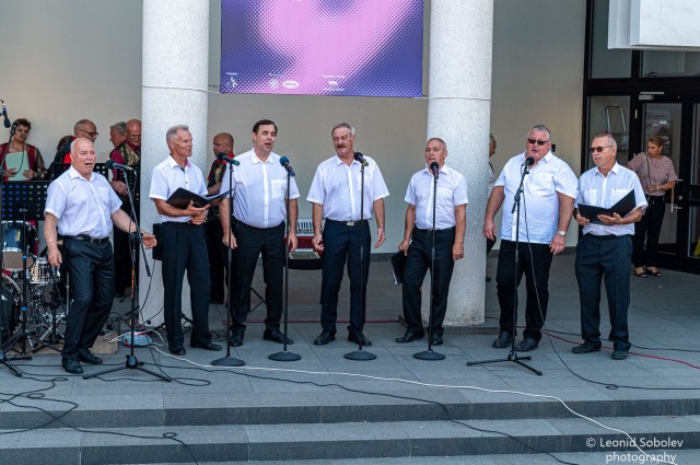 vīru ansamblis Es atnākšu